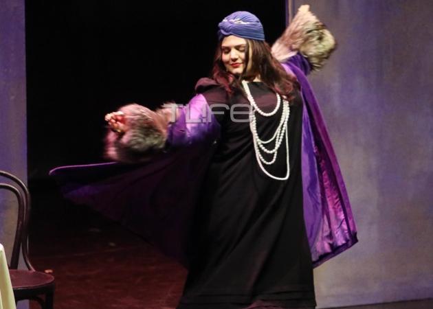 Bίκυ Σταυροπούλου: Στο θέατρο για να καμαρώσει την κόρη της Δανάη Μπάρκα! [pics]