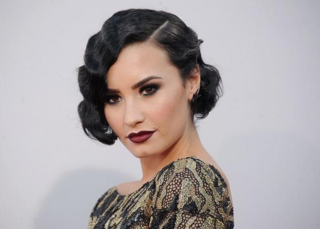 Η Demi Lovato έκανε εντελώς το αντίθετο στα μαλλιά της! Μαντεύεις τι;