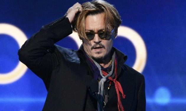 Οops! O Johnny Depp… ήπιε λίγα ποτηράκια παραπάνω στη σκηνή των Hollywood Film Awards