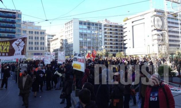 “Βουλιάζει” το Σύνταγμα απο τους διαδηλωτές της αντιφασιστικής πορείας – Προσευχή στο φέρετρο του 27χρονου Πακιστανού