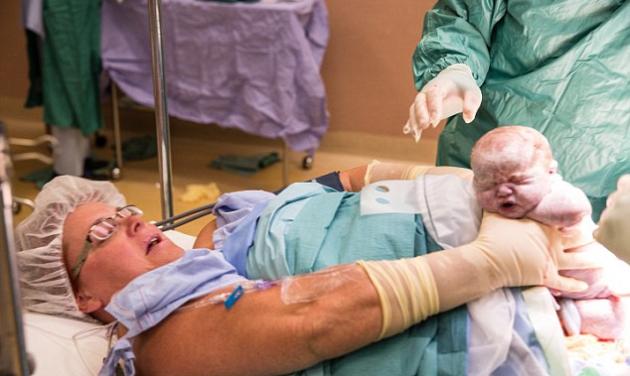 Απίστευτο! Γυναίκα βγάζει από την κοιλιά της τα δίδυμα μωρά την ώρα της καισαρικής!