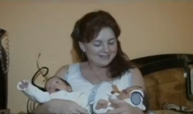 Γέννησε δίδυμα μετά το θάνατο του γιου της σε τροχαίο – Λίγους μήνες μετά έχασε το σύζυγό της σε τροχαίο