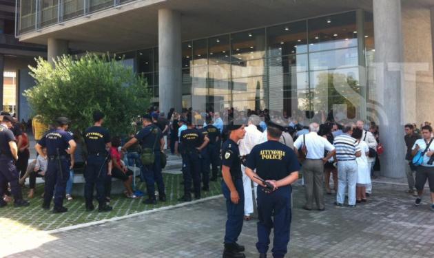 Γιούχαραν τον πρωθυπουργό την ώρα που έμπαινε στο Δημαρχείο