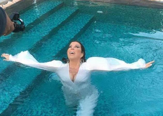 Άντζελα Δημητρίου: Μετά το ντόρο για το “Χτύπα σαν άντρας”… βουτά στην πισίνα για το νέο της video clip!