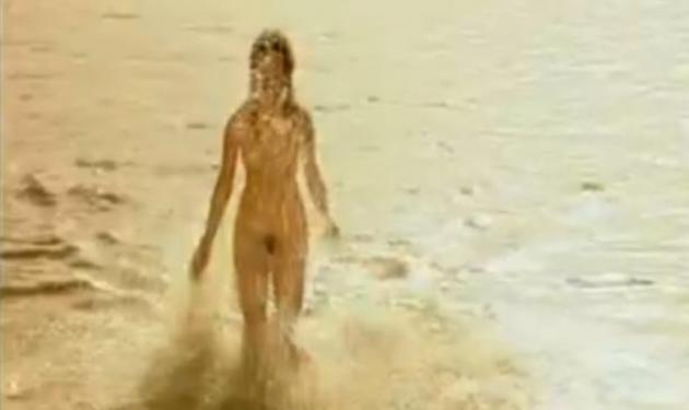 Γυμνή στην άμμο η κόρη της Ελένης από το “Νησί”!