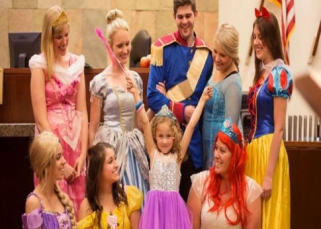 Ένα δικαστήριο γεμάτο πριγκίπισσες της Disney για την υιοθεσία 5χρονης!
