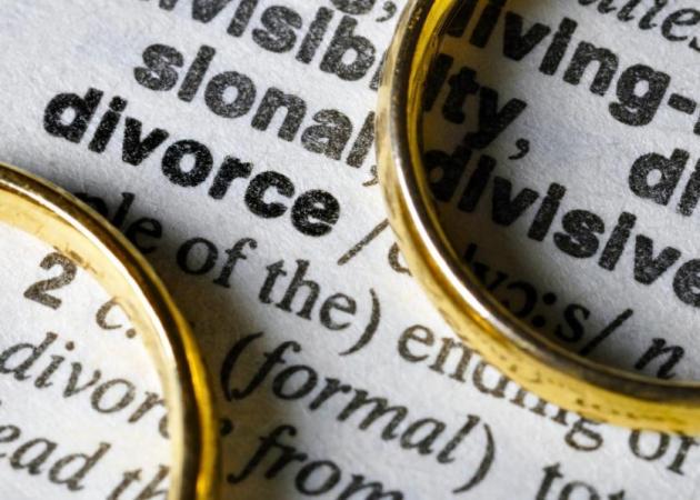 Η κρίση ευνοεί το γάμο και μειώνει τα διαζύγια