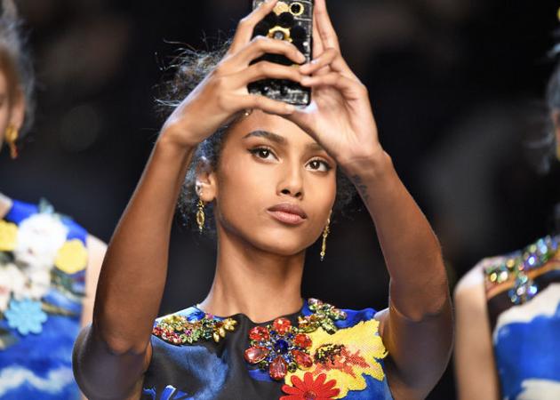 Πώς να βγάζεις τις τέλειες selfie από τα μοντέλα των Dolce & Gabbana!