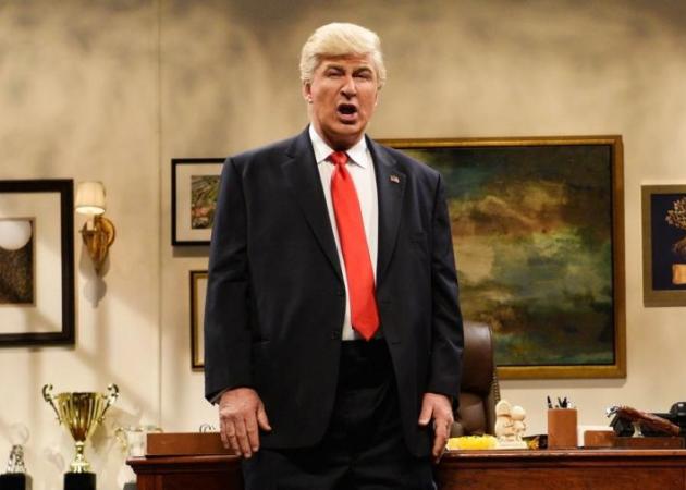 Ο Alec Baldwin μεταμορφώθηκε σε Donald Trump και αυτή είναι η πούδρα που χρησιμοποίησε!