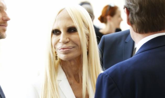 Η εμφάνιση της Donatella Versace που σόκαρε τους πάντες!