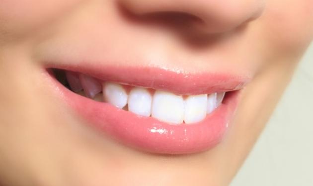 Πώς θα απαλλαγείς από την πλάκα στα δόντια χωρίς επίσκεψη στον οδοντίατρο