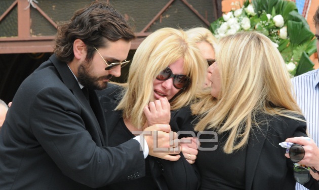 Συντετριμμένη η Λίζα Δουκακάρου στην κηδεία του συζύγου της