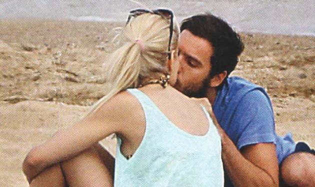 Δούκισσα Νομικού – Δημήτρης Θεοδωρίδης: Τρυφερά φιλιά στην παραλία! Φωτογραφίες