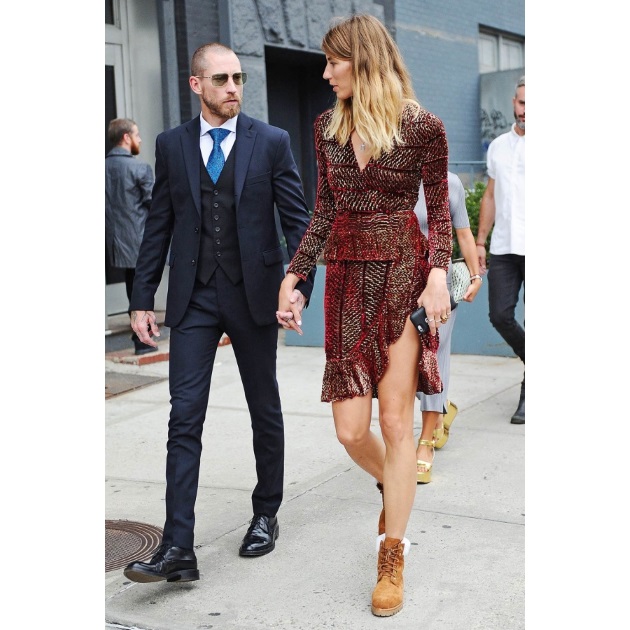 O αναπάντεχος συνδυασμός φορέματος με ankle boots που λατρεύουμε τώρα!