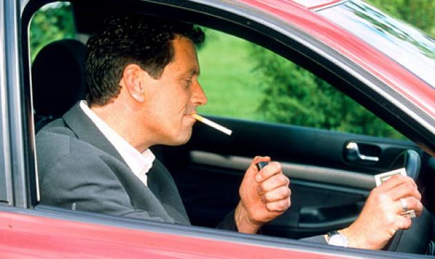 Θέλουν να απαγορεύσουν το κάπνισμα και στα αυτοκίνητα!