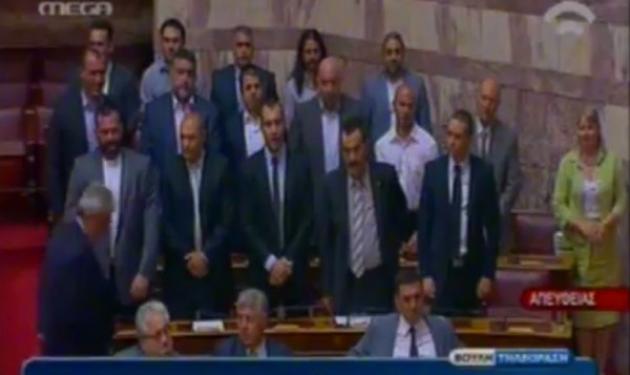 Η Βουλή δεν είναι όπως παλιά! Οι αποχωρήσεις, και το “εγέρθητι”. Φωτό και βίντεο