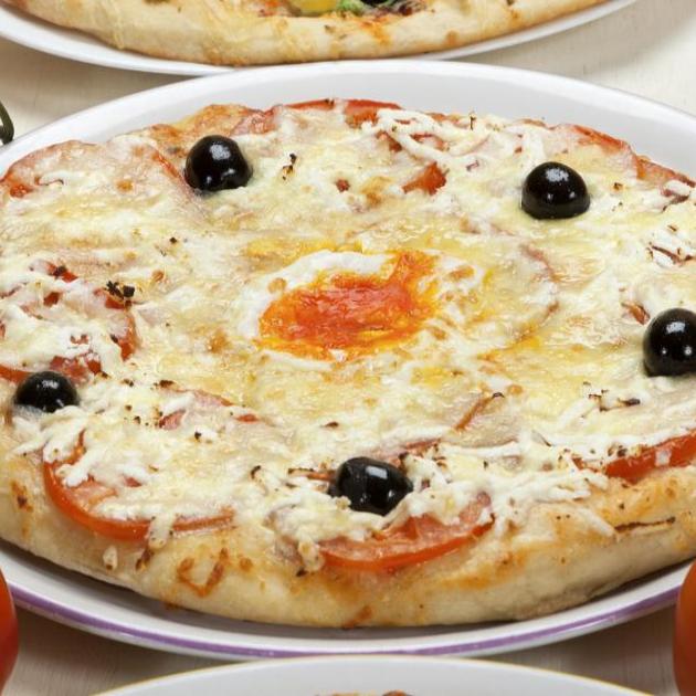 Pizza με αυγό και ελιές