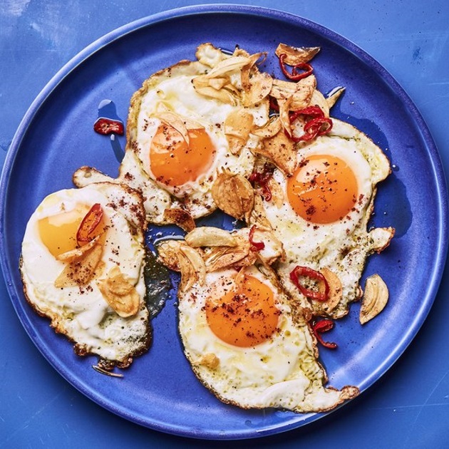 Τηγανιτά αυγά με σκόρδο και σουμάκ