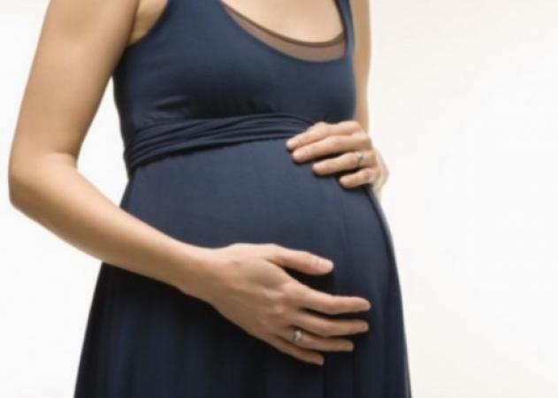 Θυμάσαι την έγκυο που της ζητούσαν να ρίξει το παιδί της οι εργοδότες της; Γέννησε και… την απέλυσαν!