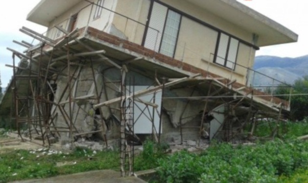 Το σπίτι… έγειρε από το σεισμό! Συγκλονιστικές εικόνες από την “πληγωμένη” Κεφαλονιά