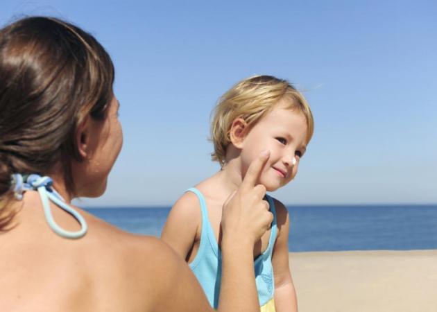 Έγκαυμα από τον ήλιο στο παιδί: Τι πρέπει να κάνεις;