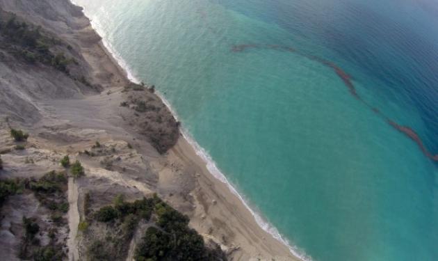 Η παραλία των Εγκρεμνών στη Λευκάδα είναι το κεντρικό θέμα συζήτησης στο facebook