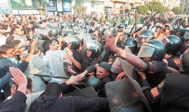 Σοκαριστικό βίντεο! Αυτοκίνητα “θερίζουν” τους διαδηλωτές στην Αίγυπτο