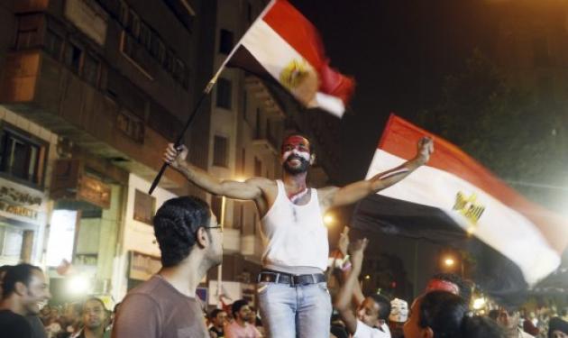Η Αίγυπτος στη δίνη του εμφυλίου μετά το πραξικόπημα – Κρατείται από το στρατό ο Μόρσι – Χάος και βία με τέσσερις νεκρούς