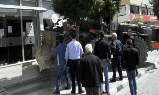 Μπουκάρουν με μπουλντόζες στις Κυπριακές τράπεζες για τις καταθέσεις τους – Πανικός στα ΑΤΜ
