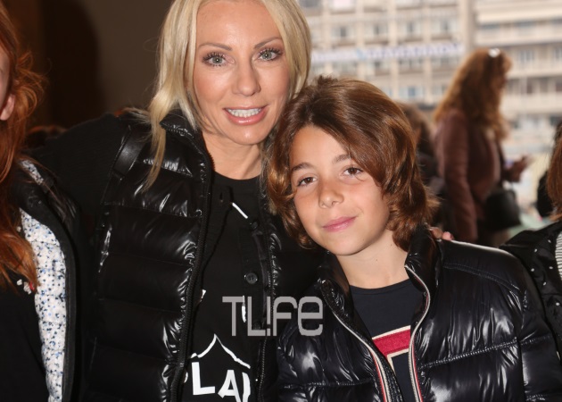Έλενα Τσαβαλιά: Στο θέατρο με το γιο της, Χάρη! Φωτογραφίες