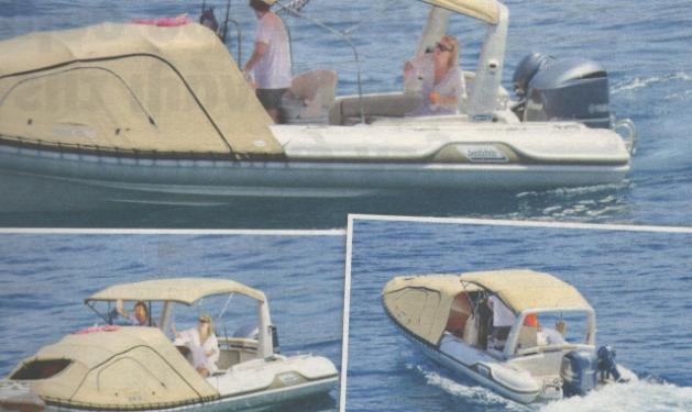 Ελένη Μενεγάκη: Bόλτες με το σκάφος στις Κυκλάδες και τρυφερά φιλιά με τον Ματέο!