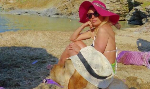 E. Μενεγάκη: Οι σέξυ πόζες στην παραλία και οι βόλτες με τον σκύλο της!