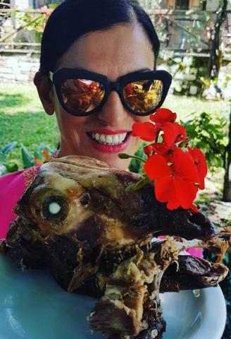 Ελένη Ψυχούλη: Έγινε κουμπάρα στο Πάπιγκο και ξετρελάθηκε με τα φαγητά! Φωτογραφίες και βίντεο