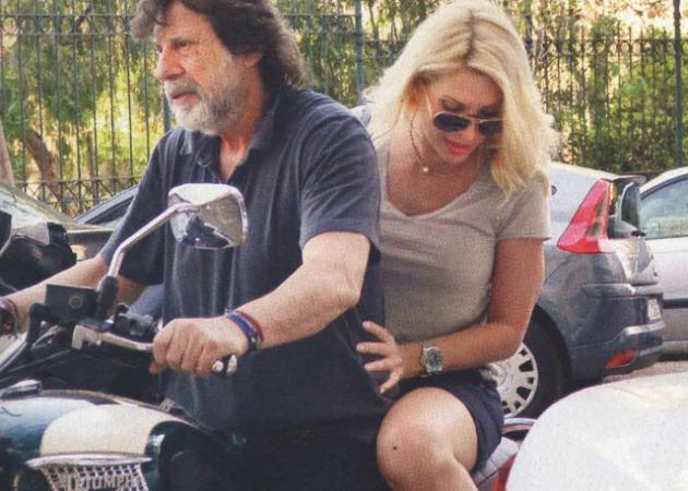 Ελένη Μενεγάκη: Easy rider στο κέντρο της Αθήνας με σέξι σορτσάκι και ψηλοτάκουνα!