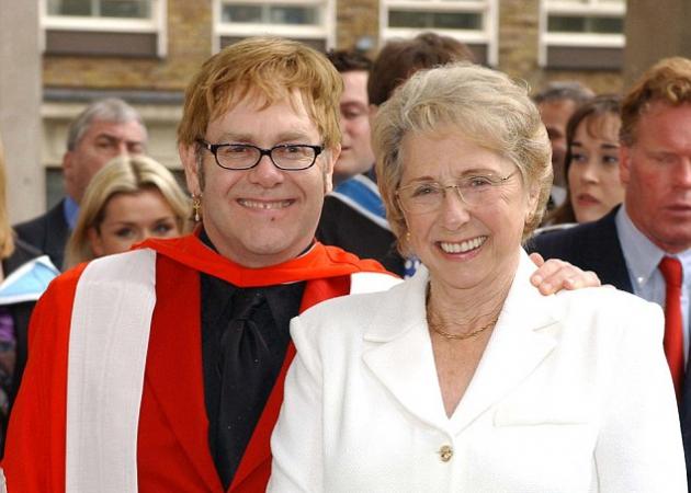 Elton John: Τα ξαναβρήκε με τη μητέρα του μετά από 8 χρόνια!