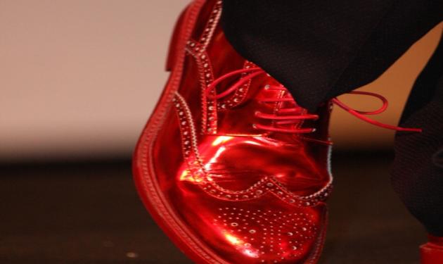 Ποιος διάσημος τραγουδιστής φόρεσε αυτό το παπούτσι με αφορμή την παγκόσμια ημέρα κατά του Aids;