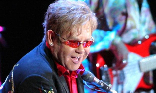 Δύσκολες ώρες για τον Elton John – Γιατί ανέβαλε τις συναυλίες του;