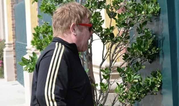 Elton John: Ζήτησε να κάνουν μποΪκοτάζ στους Dolce & Gabbana και την επόμενη μέρα κρατούσε τσάντα από κατάστημά τους!