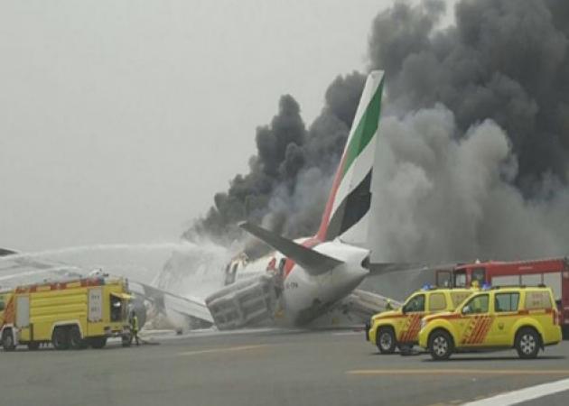 Σοκαριστικό βίντεο από την στιγμή της πρόσκρουσης του αεροσκάφους της Emirates στο Ντουμπάι! Από θαύμα δεν υπάρχουν θύματα!
