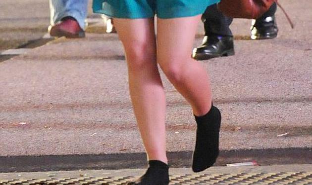 Ποια πριγκίπισσα περπατά στους δρόμους του Λονδίνου με… τις κάλτσες;