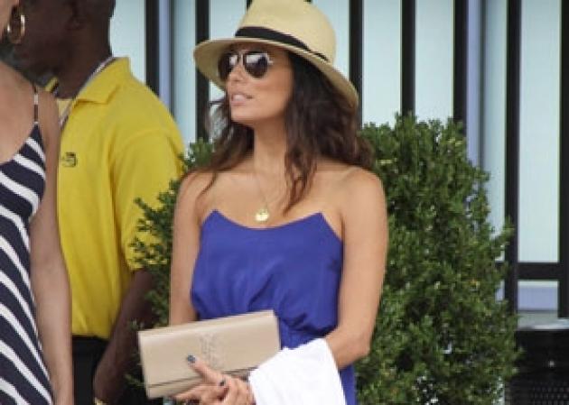 H Eva Longoria κρατάει clutch Υves Saint Laurent! Το θέλω κι εγώ!