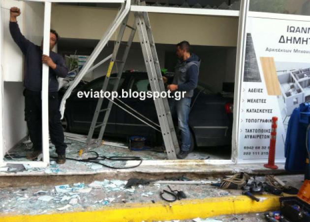 Εύβοια: Πανικός στη Χαλκίδα – Αυτοκίνητο πήρε σβάρνα τη τζαμαρία καταστήματος [pics]