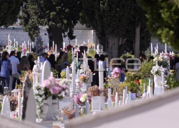 Παντελής Παντελίδης: Οι αγαπημένοι του φίλοι επισκέφθηκαν τον τάφο του 6 μήνες μετά – Φωτογραφίες