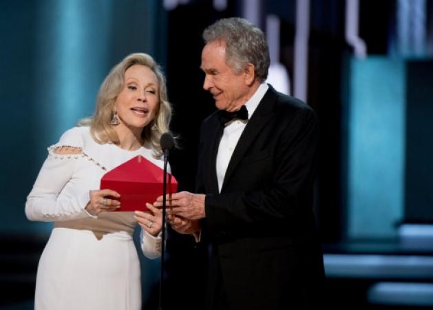 Η Φέι Ντάναγουέϊ λύνει την σιωπή της για την γκάφα των Οσκαρ