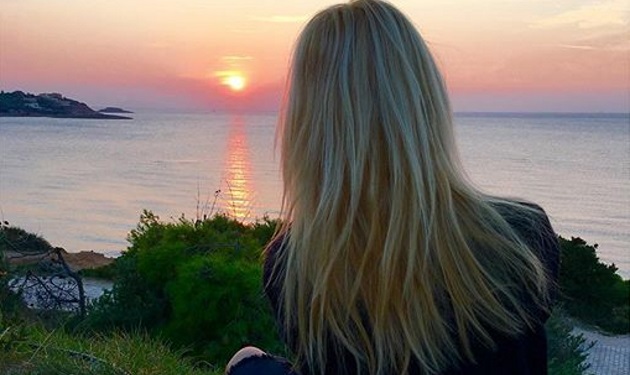 Φαίη Σκορδά – Γιώργος Λιάγκας: Απόλαυσαν το ηλιοβασίλεμα στη θάλασσα!