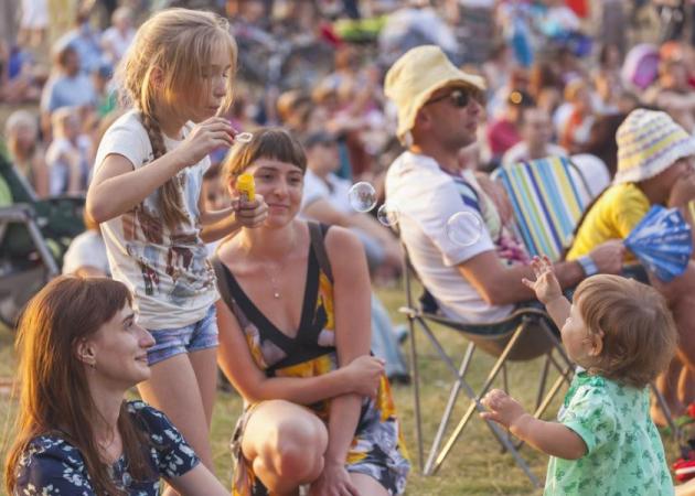 Παιδί και μουσικά φεστιβάλ: Πώς να παρακολουθήσεις τις αγαπημένες σου συναυλίες παρέα με το παιδί σου