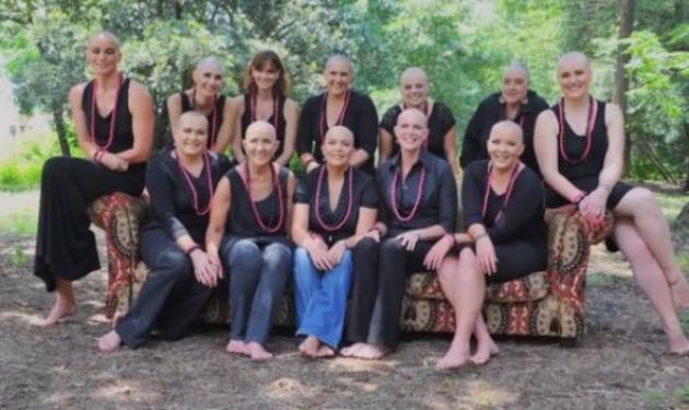 Ξύρισαν όλες το κεφάλι τους για συμπαράσταση στην καρκινοπαθή φίλη τους! Video