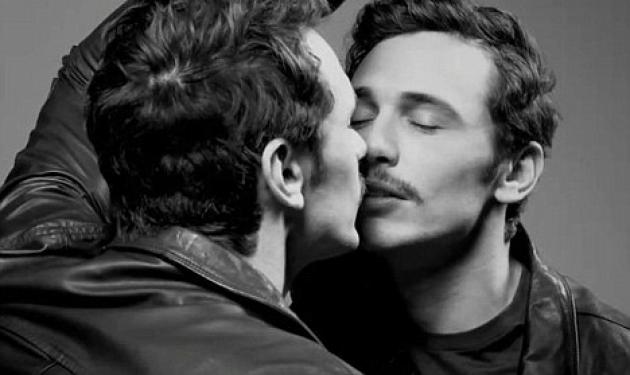 Γνωστός ηθοποιός φιλάει με πάθος τον… εαυτό του! Γιατί;