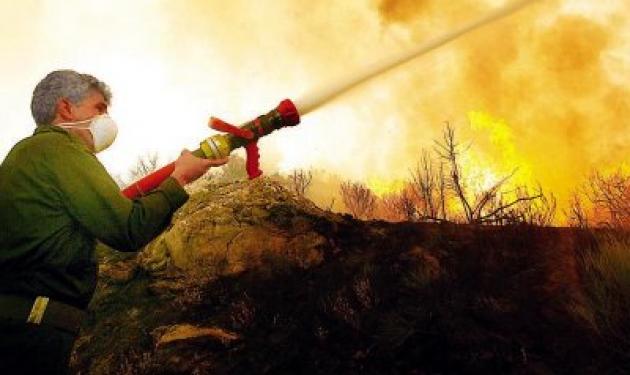 Επικίνδυνη η φωτιά σε Βαρνάβα. Σε ύφεση στο Λαύριο
