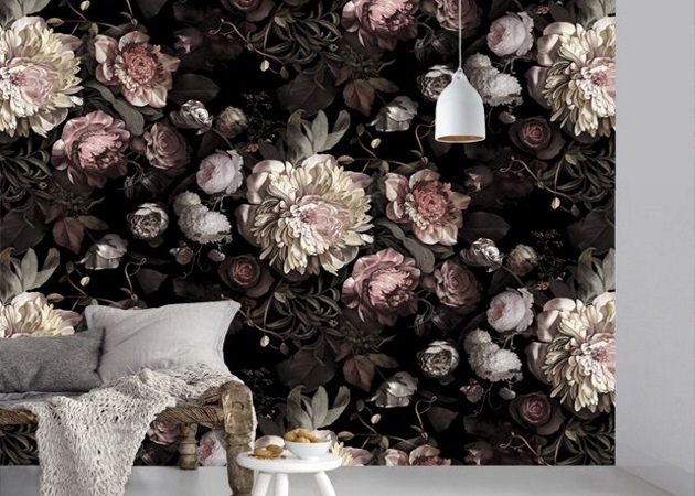 Dark floral: Η νέα τάση στις ταπετσαρίες που ιντριγκάρει και τους πιο… ρομαντικούς